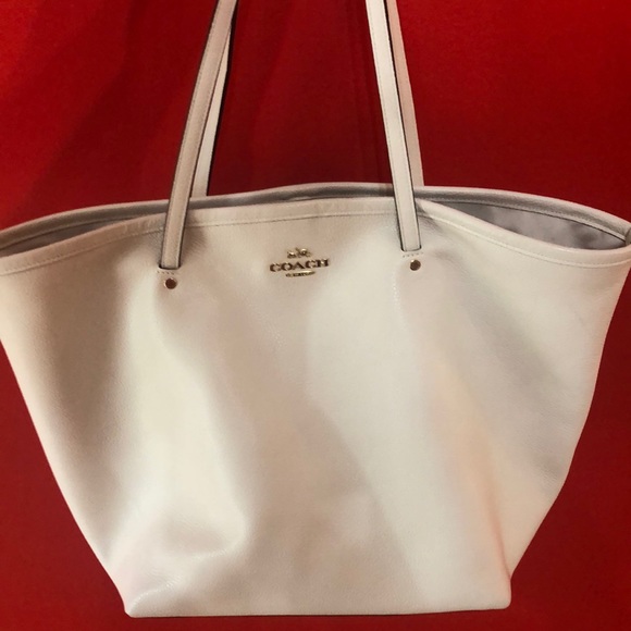 Soft Leather Authentic Coach Tote. - Picture 1 of 4